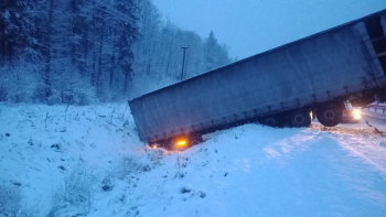 Грузовик в кювете после снежной дороги: когда подъем и эвакуация требуют буксировки за заднюю ось